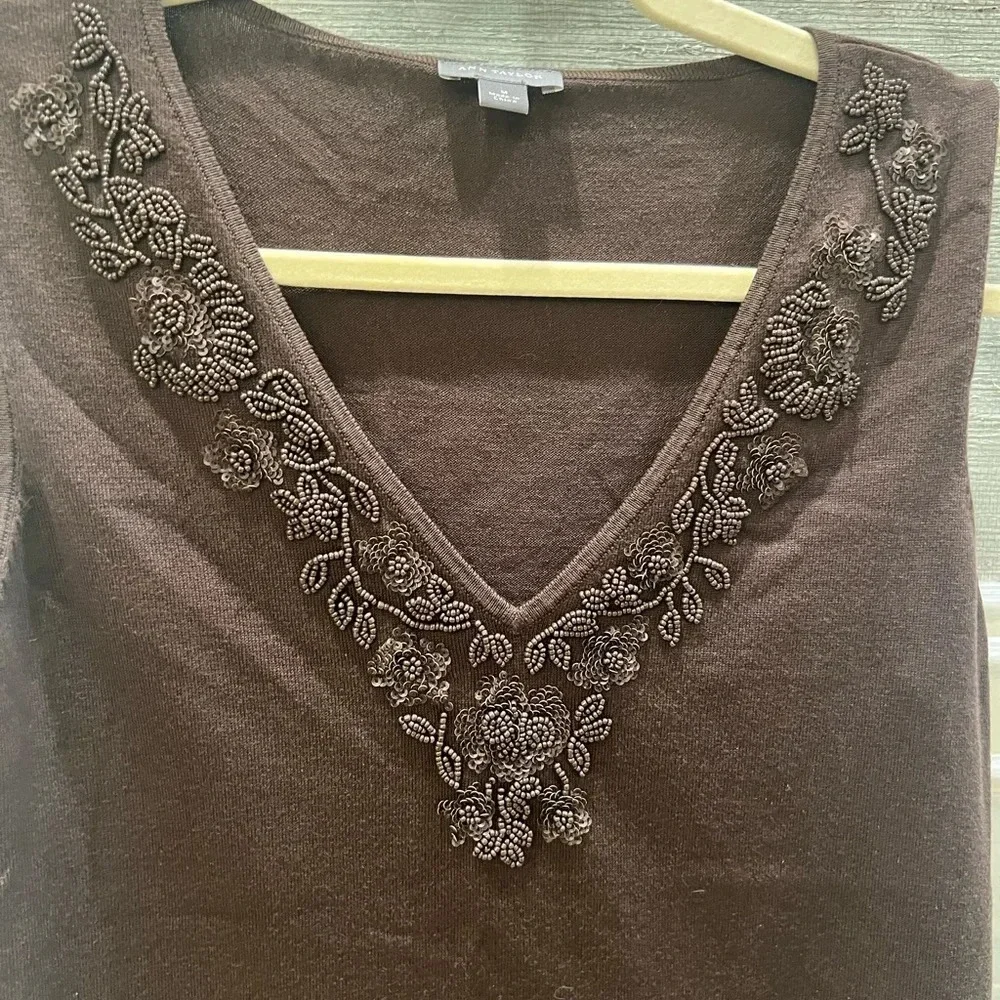 Ann Taylor brown beaded v-neck sweater silk-blend sleeveless top medium - Picture 4 of 17